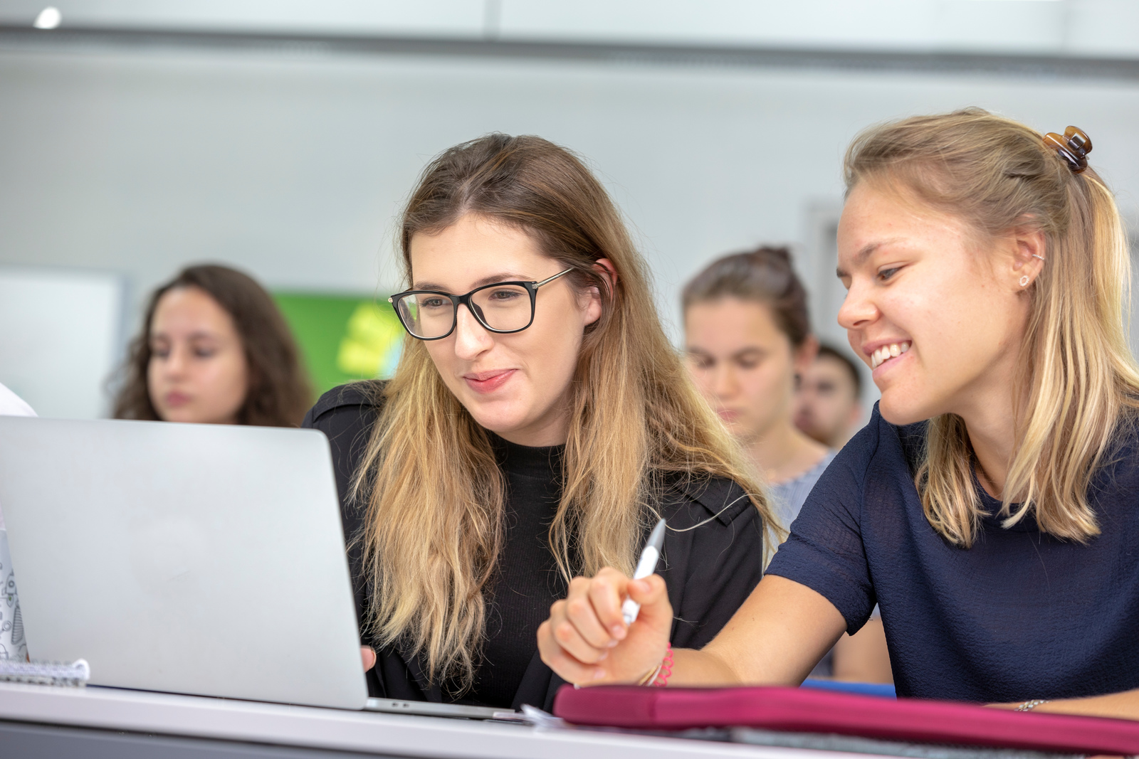 Zwei Studentinnen vor dem Laptop