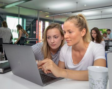 Zwei Studentinnen vor dem Laptop