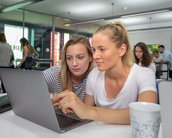 Zwei Studentinnen vor dem Laptop