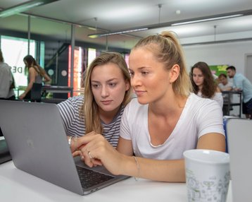 Zwei Studentinnen vor dem Laptop