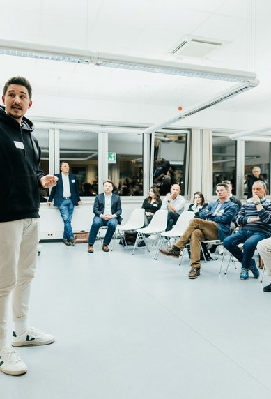 The founder Friedrich Villhauer presented the ideas of become1.