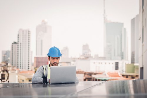 Climate Change Manager bei der Arbeit am Laptop