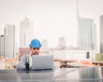 Climate Change Manager bei der Arbeit am Laptop