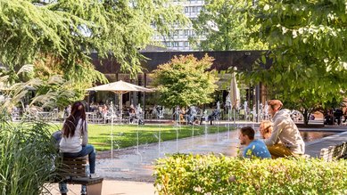 Blick auf den grünen Campus der SRH Hochschule Heidelberg