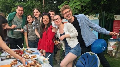 Gruppenfoto Studierende beim Picknick 