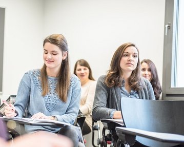 Blick auf zwei Studenten im Seminarraum der SRH University