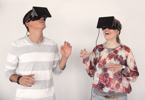 Studenten tragen eine VR-Brille