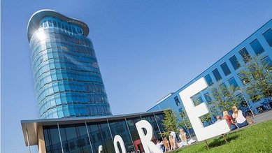 Die Buchstaben CORE vor dem Science Tower der SRH Hochschule Heidelberg stehen für Competence Oriented Research and Education, das deutschlandweit einzigartige Studienmodell.. 