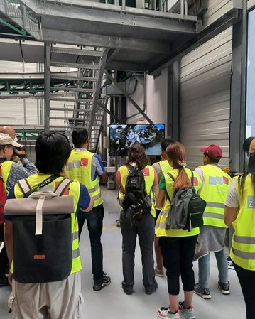 Studierende tragen während einer Exkursion im Wasserwerk gelbe Warnwesten