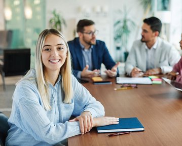 Studentin auf der Straße