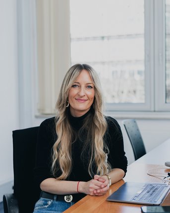 Portraitfoto Gründerin von Deutsch1