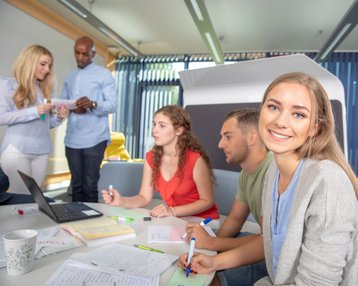 Studentin schaut in die Kamera