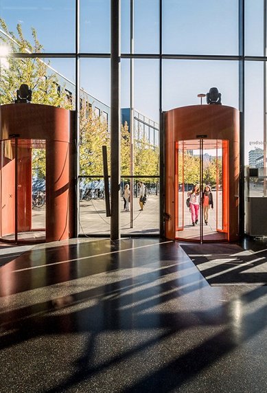 Foyer der SRH Hochschule Heidelberg in Sonnenschein getaucht