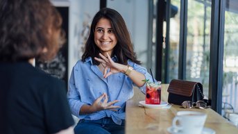 Studentin gestikuliert mit ihren Hände während sie spricht