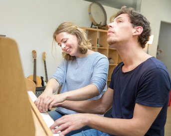 Musiktherapie Studierende spielen gemeinsam am Klavier