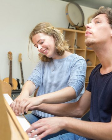 Musiktherapie Studierende spielen gemeinsam am Klavier