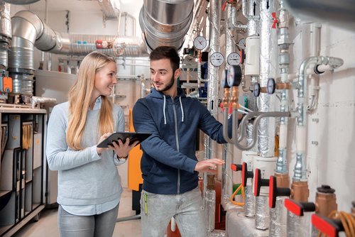 Studierende beim Warten einer Heiz- und Lüftungsanlage