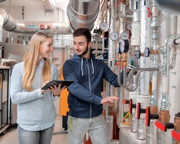 Studierende beim Warten einer Heiz- und Lüftungsanlage