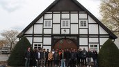 Gruppenfoto Studierende vor einem Fachwerkhaus 