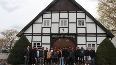 Gruppenfoto Studierende vor einem Fachwerkhaus 