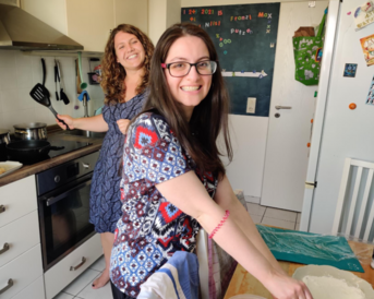 Kathrin und Jeyhuna während dem Kochen.