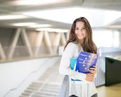 Frau mit Journal Europa