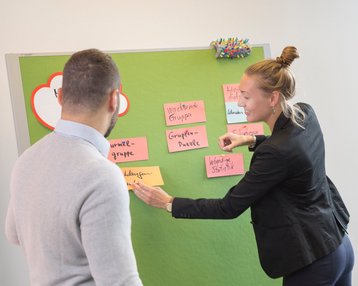 Zwei Studierende in einer Lehrveranstaltung