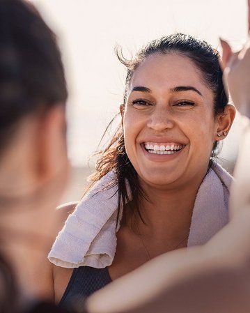 Studentinnen machen Sport und geben sich ein High Five