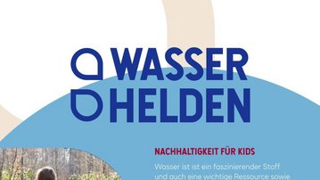 Ein Plakat mit dem Titel "Wasserhelden", das Kinder zeigt, die am Ufer eines Baches spielen und Wasser erkunden. Informationen über ein Projekt zur Nachhaltigkeit und zur Teilnahme von Schulklassen sind ebenfalls enthalten.