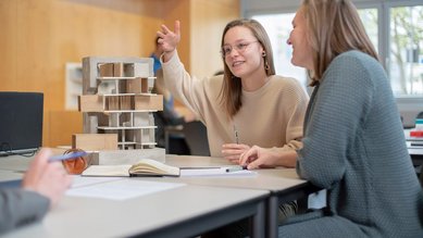 Masterstudierende Architektur mit Studentischer Arbeit