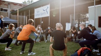 Erstsemester treiben gemeinsam Sport vor unserem Campus Sports