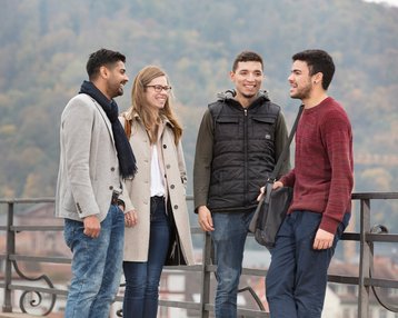 Internationale Studierende auf der alten Brücke in Heidelberg