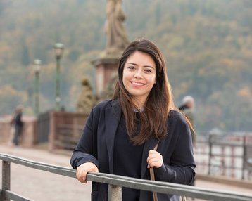 Internationale Studentin an der alten Bruecke in Heidelberg