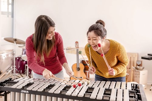 Master-Studentinnen beim Xylophon spielen