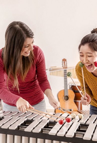 Master-Studentinnen beim Xylophon spielen