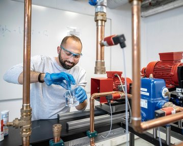 Studierende führen ein Experiment durch