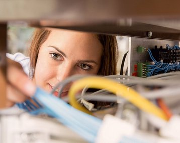 Studentin der Elektrotechnik arbeitet