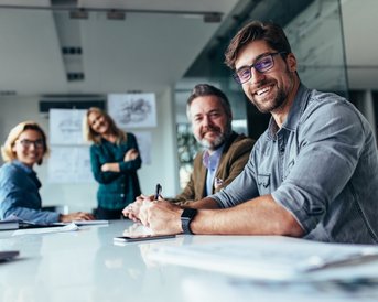 Mitarbeiter und Partner in einer Gesprächsrunde