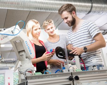 Zwei Studierende arbeiten an einem Projekt in der Werkstatt der SRH Hochschule Heidelberg