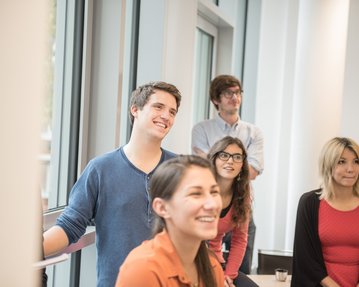 Eine Gruppe von Studierenden der Wirtschaftspsychologie an der SRH University