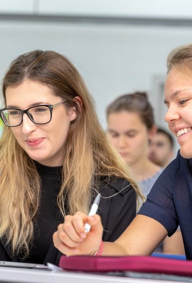 Zwei Studentinnen vor dem Laptop