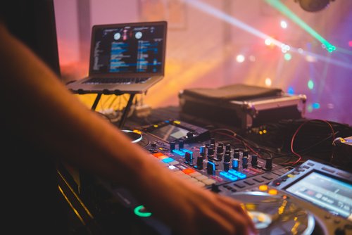 Mehr als Sounddesign: Audiodesign-Studierende sind oft DJs und elektronische Musiker