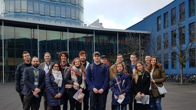 Gruppenfoto Buddy Programm Teilnehmer:innen auf dem Plaza der SRH Hochschule Heidelberg