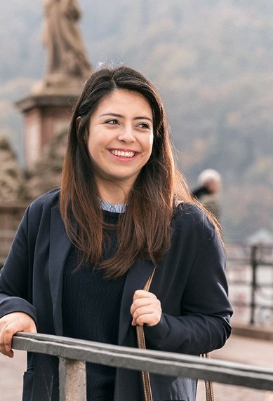 Studentin an der alten Brücke in Heidelberg