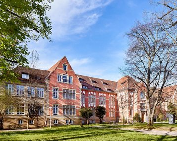 Blick auf das Gebäude der Merz Akademie