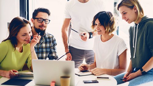 Gruppe von Studierenden in Gruppenarbeit