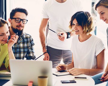 Gruppe von Studierenden in Gruppenarbeit