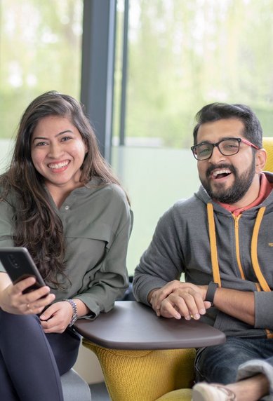 Zwei Studenten schauen lachend in die Kamera