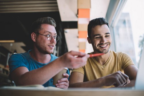 zwei Studenten sitzen vor dem Laptop