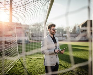 Mann steht im Fußball-Tor